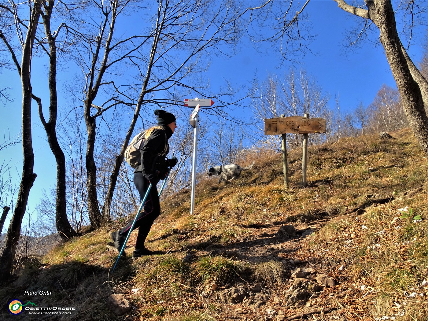 18 Al bivio con roccolo prendiamo a dx per il Monte Castello.JPG